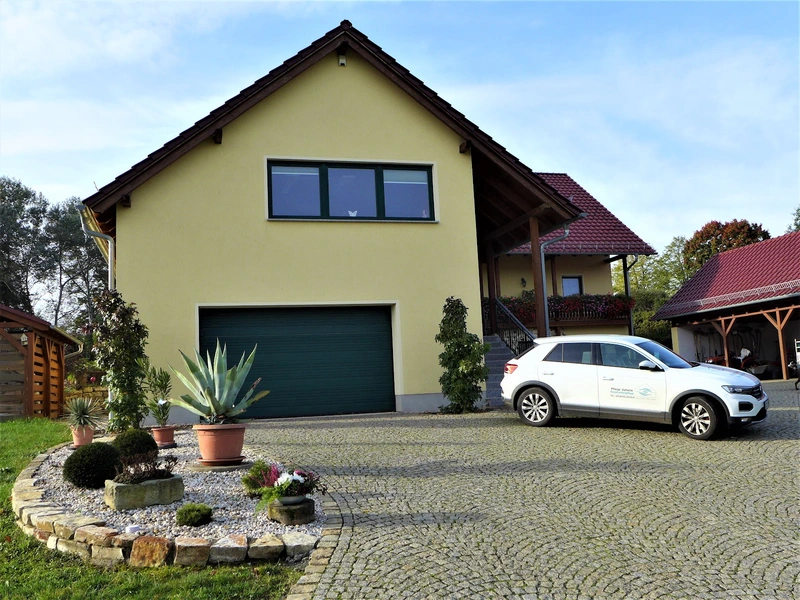 Pflege daheim Hauskrankenpflege Liane Dörfer + Elvira Sahib – Bild 1