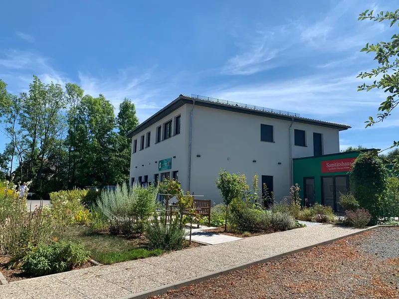 Land Apotheke mit Sanitätshaus Apotheke – Bild 1