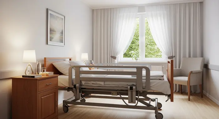 Pflegeheim-Zimmer mit Pflegebett, Nachttisch und ruhiger Atmosphäre, Fenster mit Tageslicht