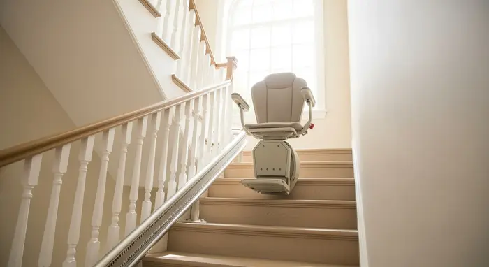 Treppenlift in einem hellen Treppenhaus; seniorengerechte Lösung für mehr Mobilität.