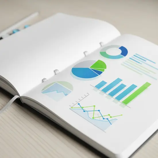 Symbolbild Transparenz: Offenes Notizbuch mit klaren Kennzahlen-Diagrammen stilisiert, keine lesbaren Zahlen.