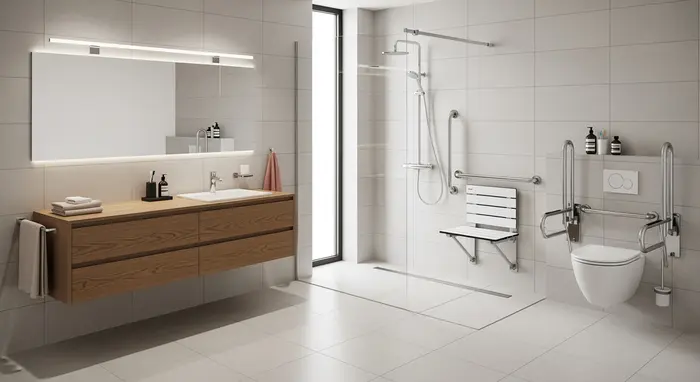 Modernes, barrierefreies Badezimmer mit bodengleicher Dusche, Haltegriffen und Duschsitz, helle Fliesen.
