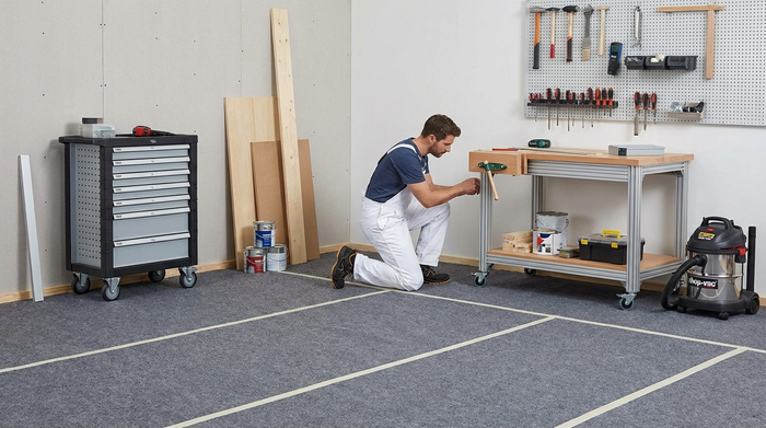 Sauberer Arbeitsbereich eines Handwerkers, Boden ist mit Schutzvlies ausgelegt