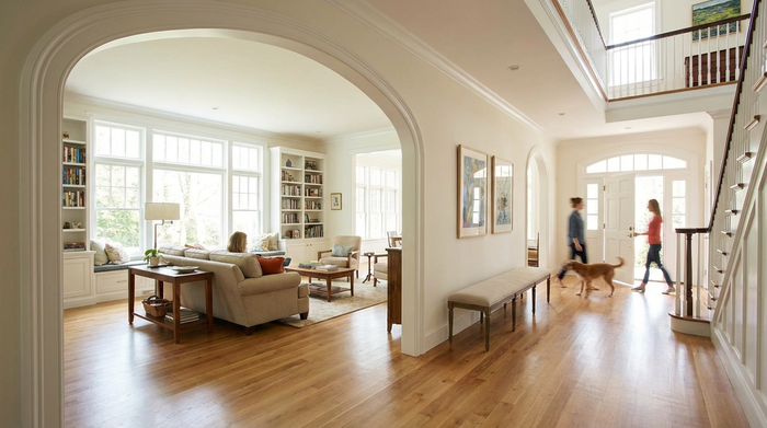 Ein breiter Türdurchgang ohne Bodenschwelle verbindet das Wohnzimmer mit dem Flur, viel Licht und Bewegungsfreiheit