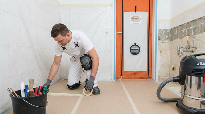 Handwerker arbeitet sauber im Badezimmer und bereitet den Platz vor