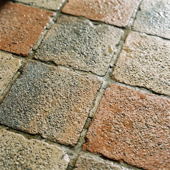 Nahaufnahme von rutschfesten Bodenfliesen im Badezimmer