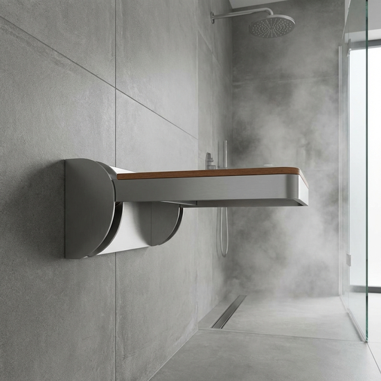 Moderner Duschklappsitz an der Wand montiert