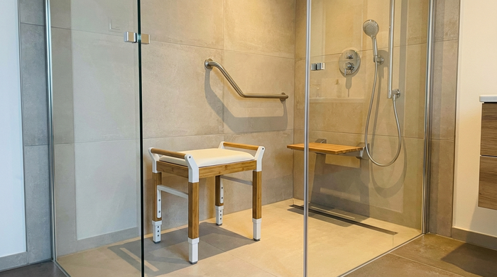 Duschhocker in barrierefreier Dusche