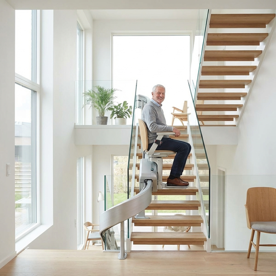 Moderner Treppenlift in hellem Treppenhaus