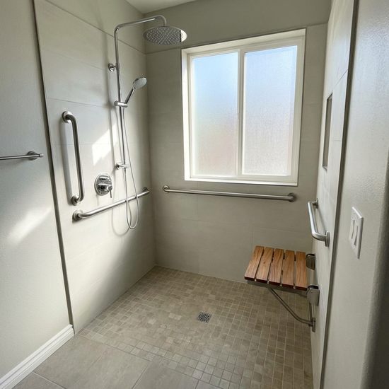 Ebenerdige Dusche mit Haltegriffen und Duschklappsitz
