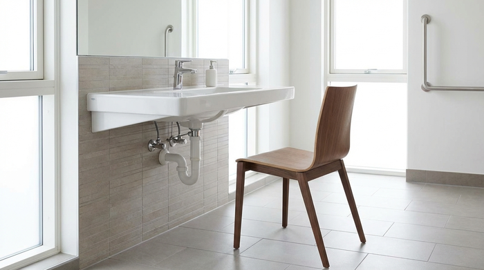 Waschbecken mit genügend Beinfreiheit für einen Stuhl davor