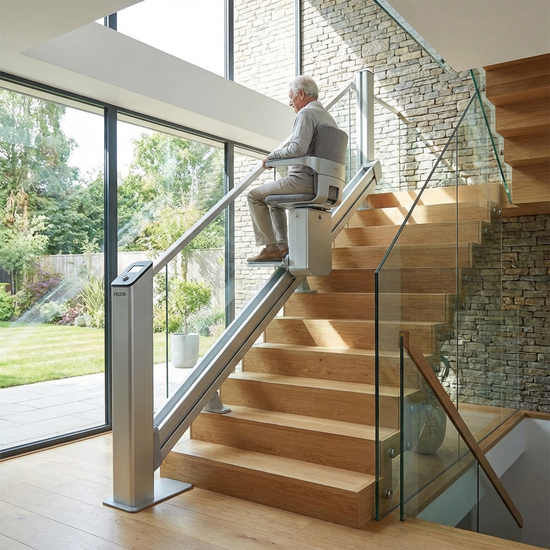 Moderner Treppenlift fährt eine gerade Treppe hinauf