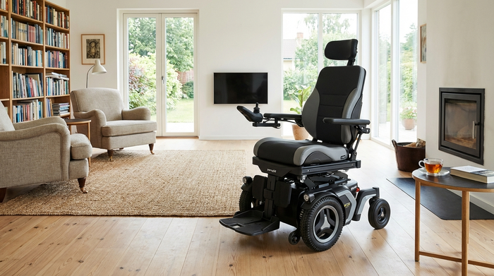 Ein elektrischer Rollstuhl steht bereit in einem geräumigen Wohnzimmer.
