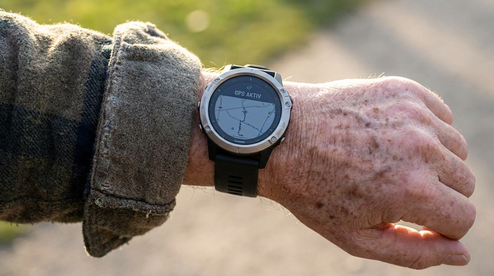 GPS-Tracker Armbanduhr am Handgelenk eines Seniors.