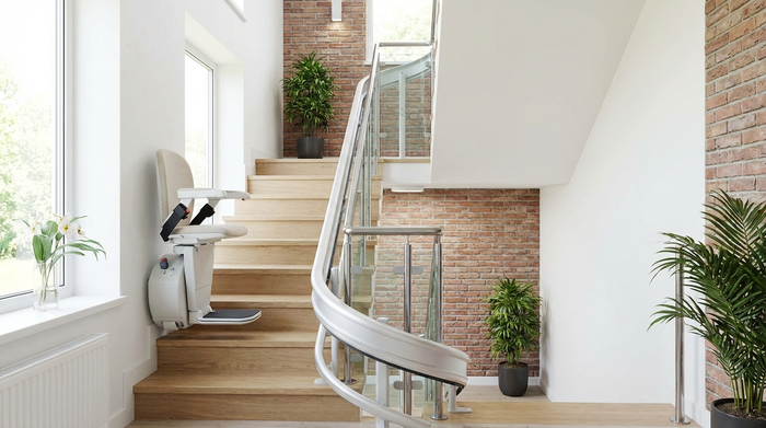 Treppenlift mit Sicherheitsgurt in einem hellen Treppenhaus