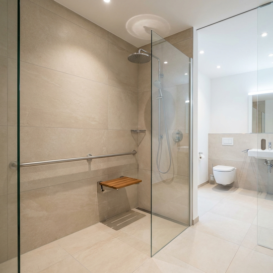 Moderne, barrierefreie Dusche ohne Stufen mit Haltegriff