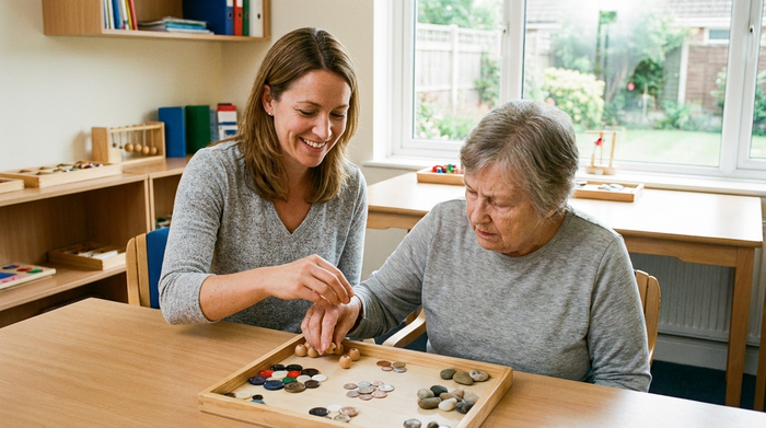 Ergotherapeutin übt mit Patientin das Greifen von kleinen Gegenständen