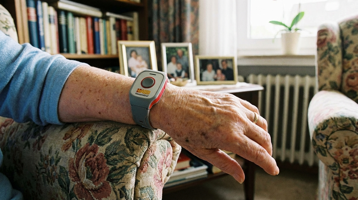 Hausnotruf-Sender am Handgelenk einer Seniorin