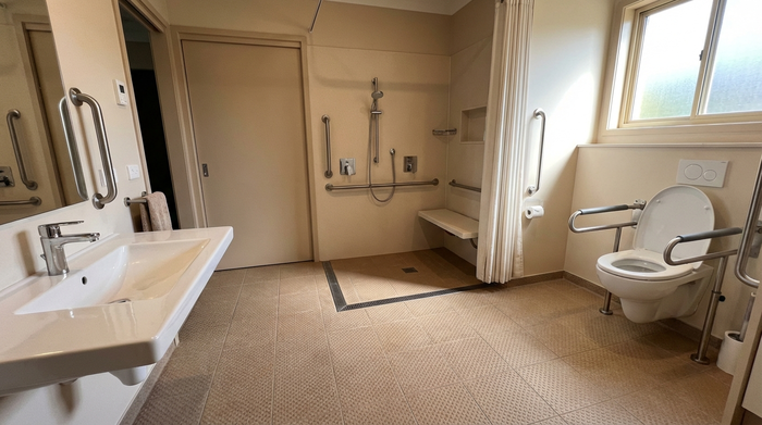 Barrierefreies Badezimmer mit ebenerdiger Dusche und Haltegriffen