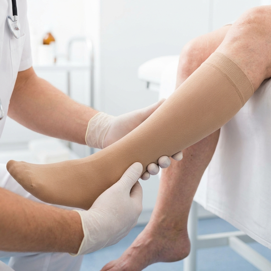 Kompressionsstrumpf wird faltenfrei angelegt