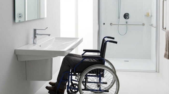 Ein unterfahrbares Waschbecken mit viel Beinfreiheit und leicht erreichbarer Armatur.