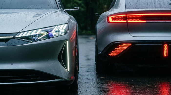 Detailaufnahme eines Elektromobils mit Fokus auf Beleuchtung und Reflektoren