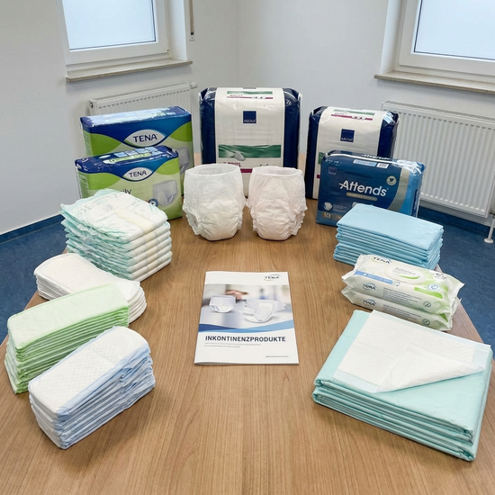 Verschiedene Sorten von Inkontinenzprodukten ordentlich auf einem Tisch arrangiert