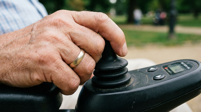 Hand bedient Joystick eines Elektrorollstuhls, Detailaufnahme