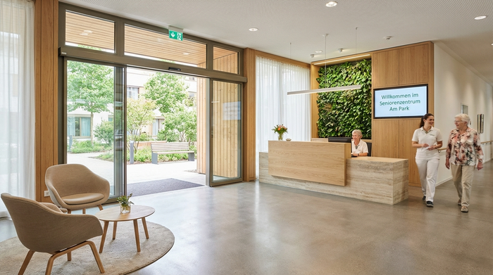 Moderner, sauberer Eingangsberich einer Pflegeeinrichtung mit offener Tür.