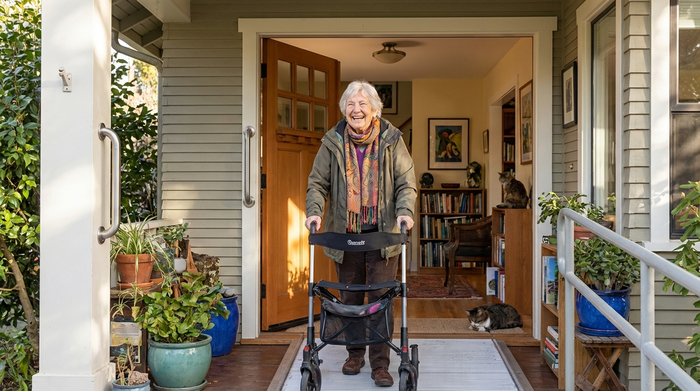 Glückliche Seniorin bei der Rückkehr in ihr gemütliches, barrierefreies Zuhause