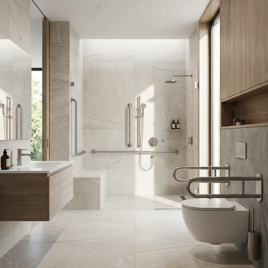 Helles, modern ausgestattetes und barrierefreies Badezimmer mit stabilen Haltegriffen in der Dusche