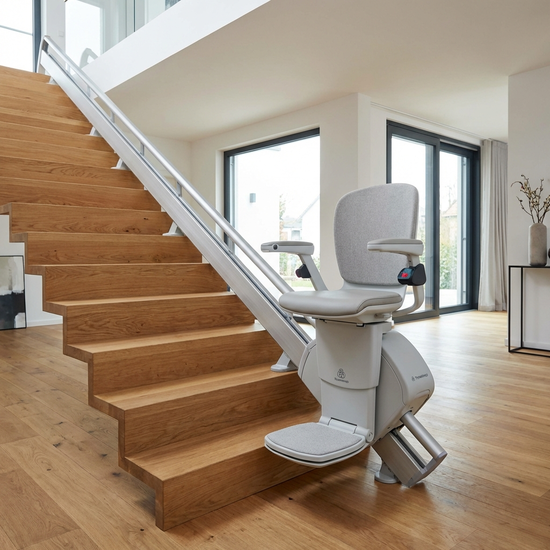 Moderner Sitz-Treppenlift an einer geraden Holztreppe
