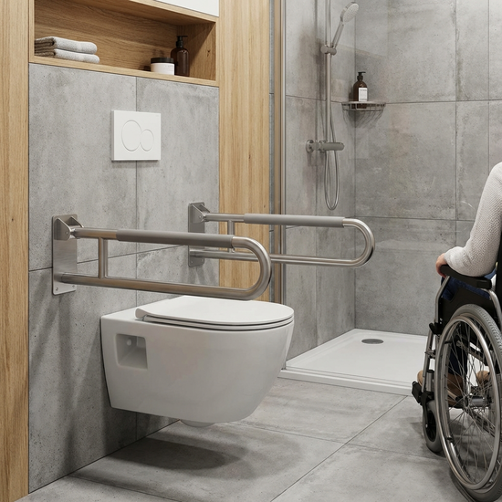 Erhöhtes, modernes WC mit beidseitig montierten, stabilen Stützklappgriffen.