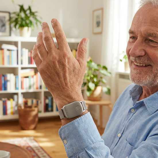 Modernes Hausnotruf-Armband am Handgelenk eines Seniors