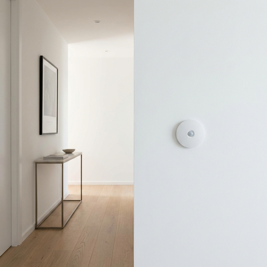 Dezenter Bewegungsmelder an der Wand im Flur