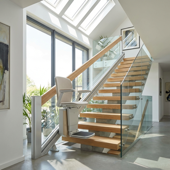 Moderner Treppenlift in einem hellen Treppenhaus