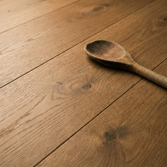 Detailaufnahme eines eleganten, matten und rutschfesten Küchenbodens in warmer Holzoptik