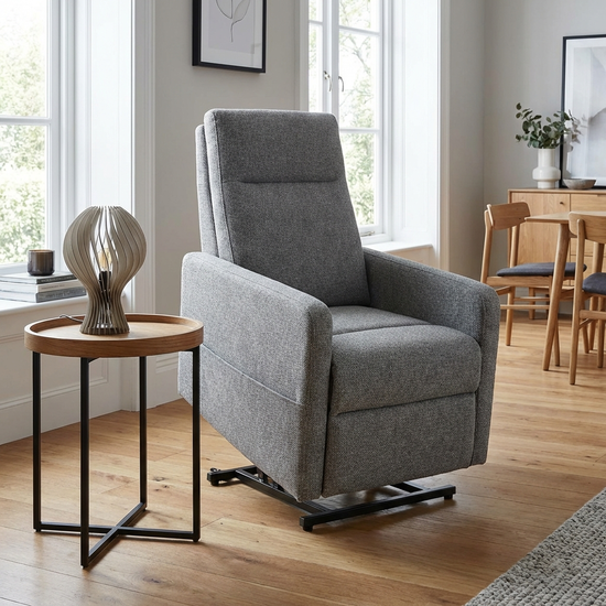 Elektrischer Aufstehsessel in moderner Optik neben einem Beistelltisch