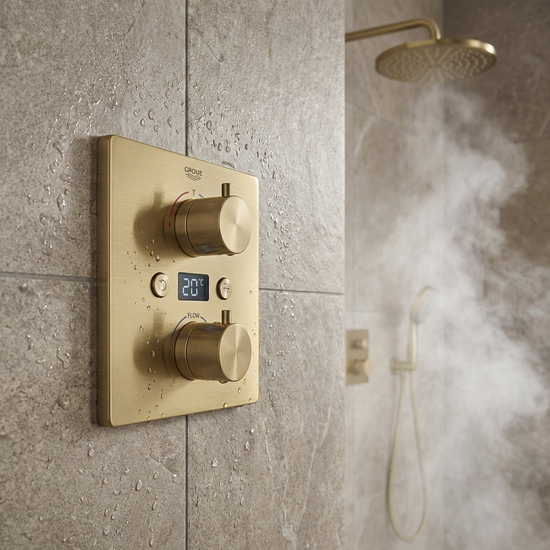 Detailaufnahme eines modernen Unterputz-Thermostats in einer Dusche