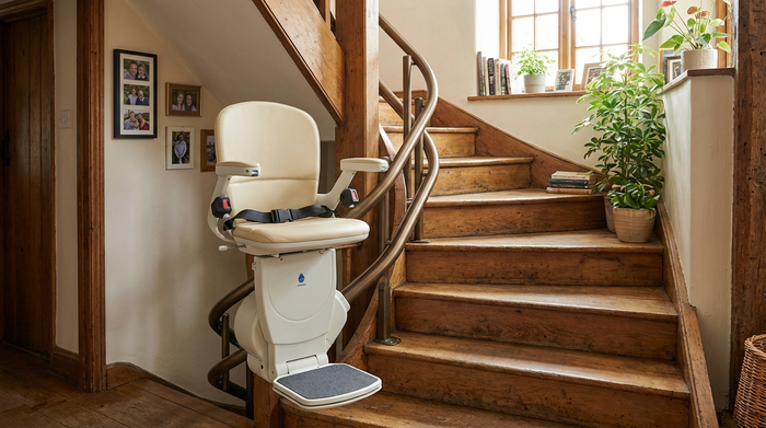 Sicherer Treppenlift an einer Holztreppe in einem Einfamilienhaus