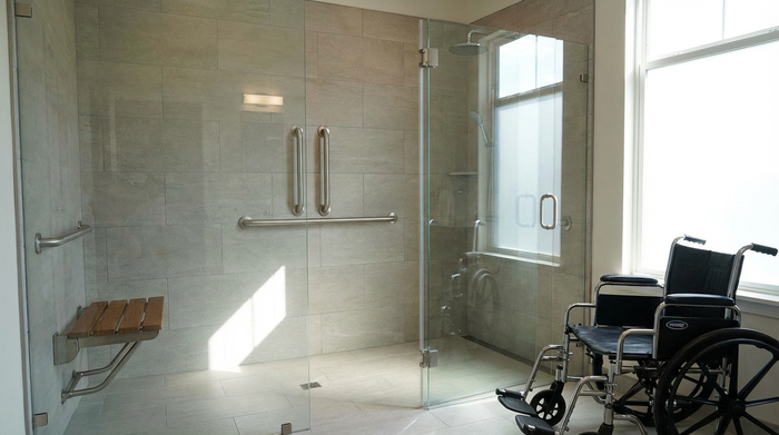 Barrierefreie, bodengleiche Dusche mit Haltegriffen und Duschsitz
