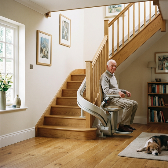 Treppenlift in einem gepflegten Einfamilienhaus