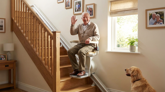 Zufriedener Senior nutzt den fertig installierten Treppenlift