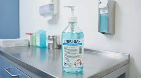 Flasche mit medizinischem Händedesinfektionsmittel