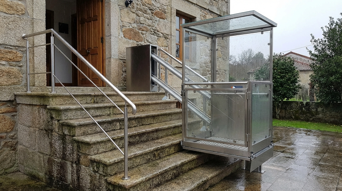 Wetterfester Außenlift an einer Steintreppe vor der Haustür mit Edelstahlgeländer