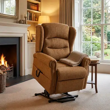 Bequemer Sessel mit aufstehbarer Sitzfläche im Wohnzimmer