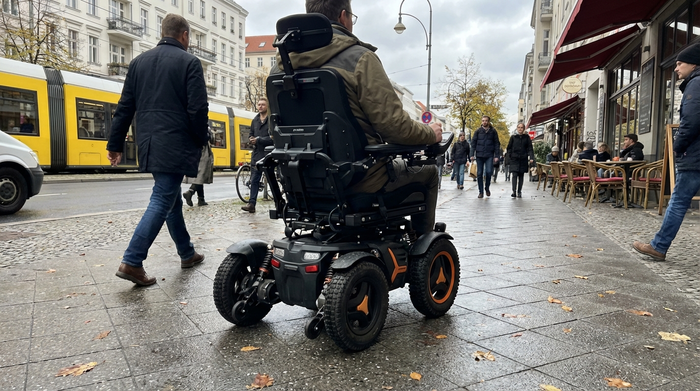 Allrounder-Elektrorollstuhl auf dem Bürgersteig in der Stadt
