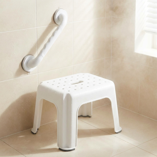 Sanitäres Hilfsmittel aus weißem Kunststoff mit sicheren Saugnäpfen auf hellen Badezimmerfliesen