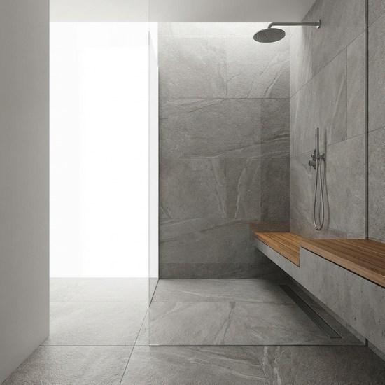 Moderne, bodengleiche Dusche mit großzügigem Einstieg, rutschfestem Boden und einem Duschsitz