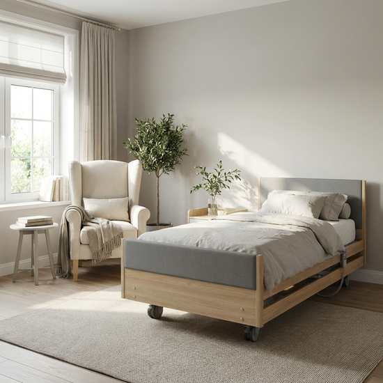 Ruhiges, aufgeräumtes Schlafzimmer mit einem modernen Pflegebett und einem bequemen Sessel für Angehörige